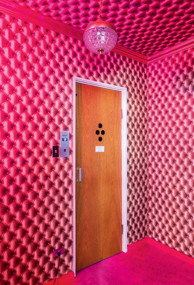 É possível sentir o clima do apê ainda no hall do elevador. É papel de parede! (Foto: Life by Lufe) (Foto: Life by Lufe)