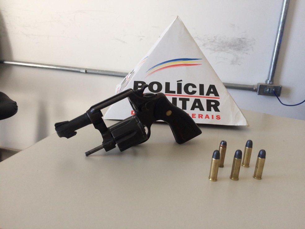 Arma foi apreendida pela PM após denúncia — Foto: Polícia Militar/Divulgação