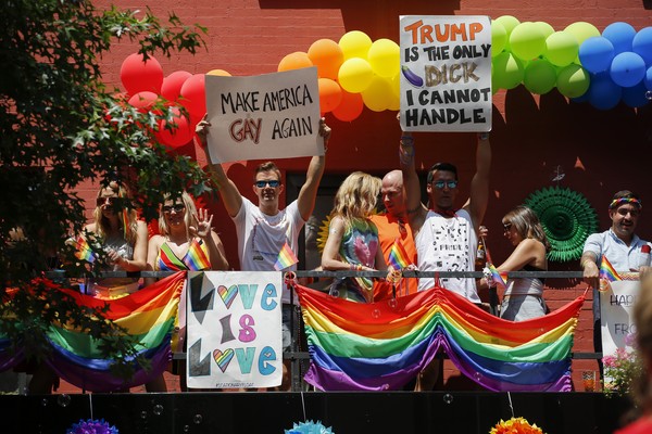 Pessoas presentes na parada gay de Nova York (Foto: Getty Images)