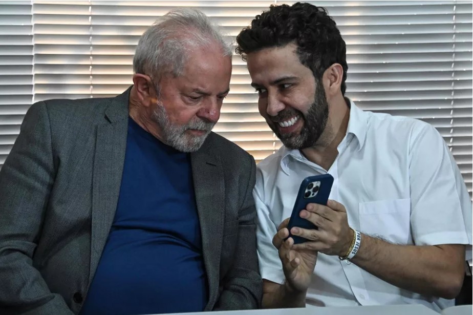 Janones com Lula ainda durante a campanha presidencial