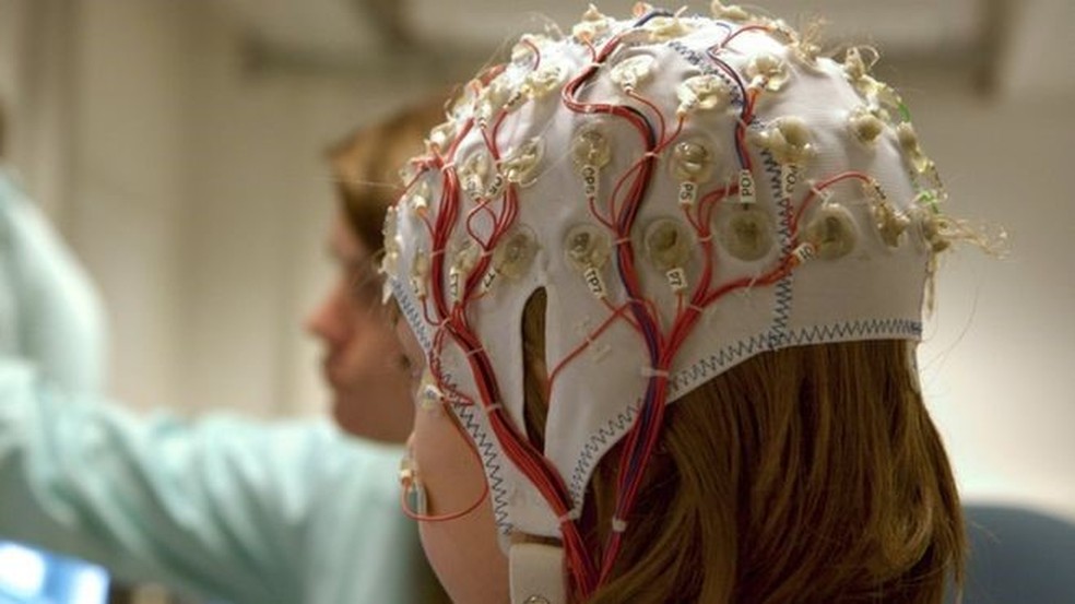 Este eletroencefalograma, quando usado em bebês considerados de alto risco para o autismo, ajuda a prever sinais do transtorno nos primeiro meses de vida — Foto: Getty Images via BBC