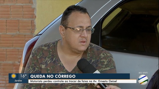 Motorista que caiu com família em córrego diz que capotou 4 vezes e teve ajuda de 5 pessoas para desvirar carro