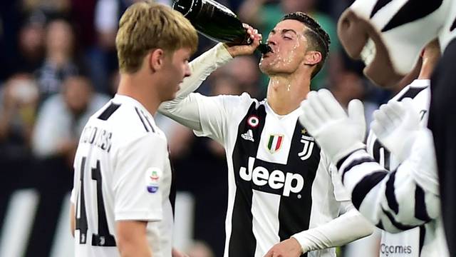 Cristiano Ronaldo bebe champanhe durante festa pelo tÃ­tulo da Juventus