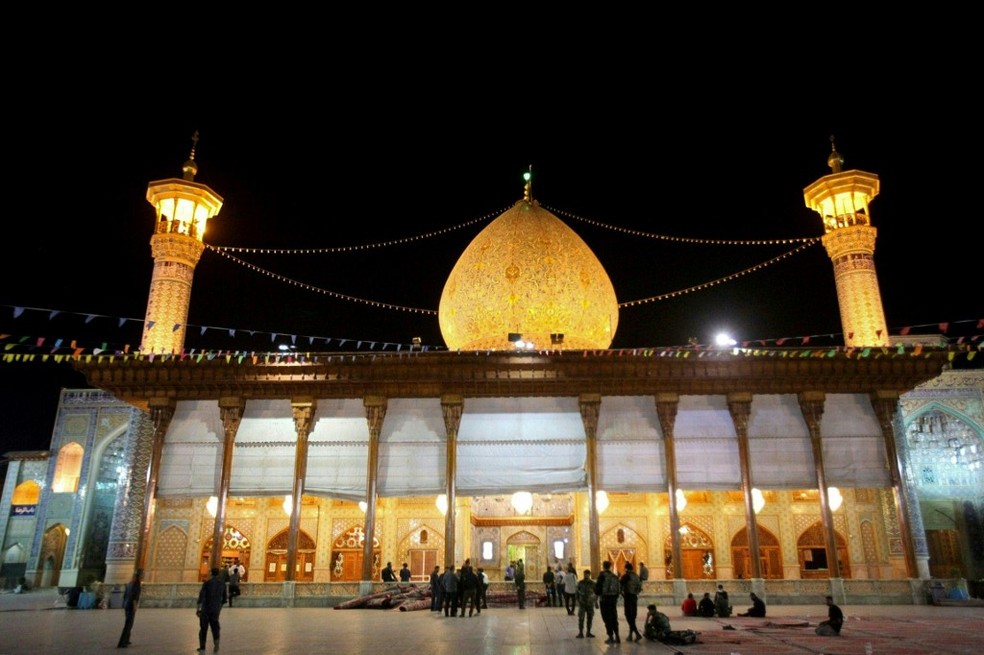 Forças de segurança iranianas são mobilizadas após um ataque armado no mausoléu de Shah Cheragh, na cidade de Shiraz, em 26 de outubro de 2022 — Foto: ISNA NEWS AGENCY / AFP