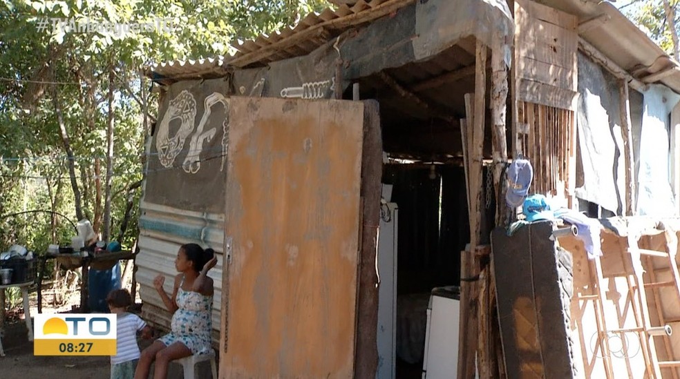 Família com 12 pessoas morava em barracão no distrito de Taquaruçu Grande em Palmas — Foto: Reprodução/TV Anhanguera