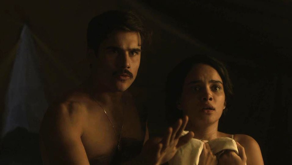 Alfredo (Nicolas Prattes) e Inês (Carol Macedo) são flagrados na cama em 'Éramos Seis' — Foto: Globo