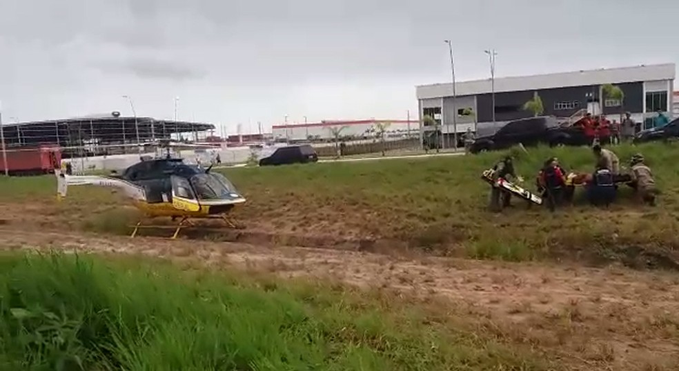 Um dos feridos em estado grave foi levado para  hospital pelo helic&oacute;ptero da PRF (Foto: Divulga&ccedil;&atilde;o/PRF)