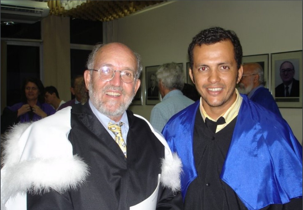 O cientista José Dias Nascimento (dir.), da UFRN e de Harvard, em foto de dezembro de 2006 com o pesquisador Michel Mayor, vencedor do prêmio Nobel de Física de 2019 — Foto: Arquivo pessoal/José Dias Nascimento