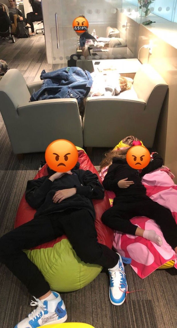 Filhos de Luciano Huck e Angélica dormem no aeroporto (Foto: Reprodução/Instagram)