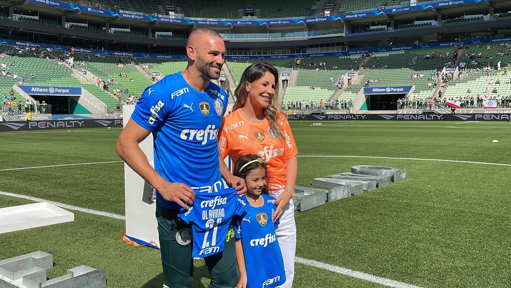 Em chá revelação no gramado, Weverton descobre sexo do filho antes de Palmeiras x Guarani