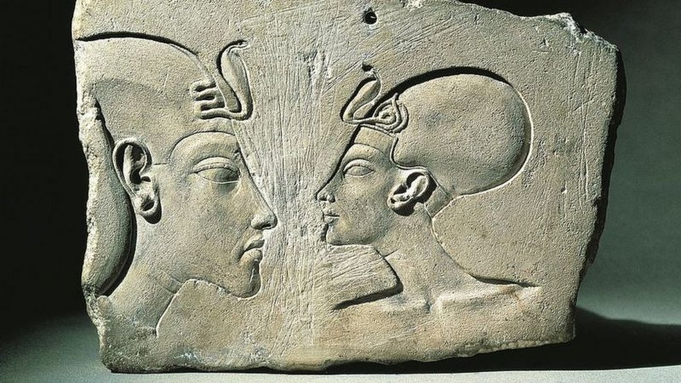O faraó Aquenáton e sua Grande Esposa Real, Nefertiti, a quem concedeu igualdade de poderes — Foto: BBC