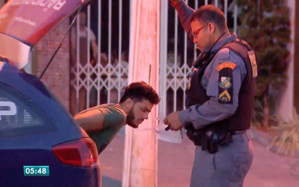 Motorista que atropelou manobrista estava embriagado e foi preso em flagrante (Foto: Reprodução/TVCA)