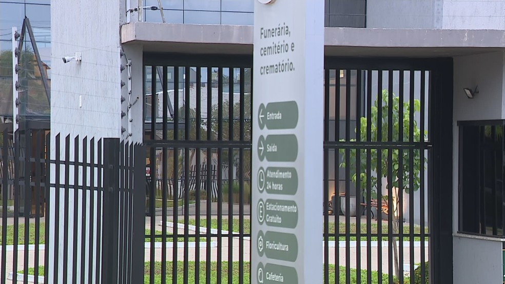 Memorial onde homem foi morto durante velório da sobrinha em Canoas  — Foto: Reprodução/RBS TV