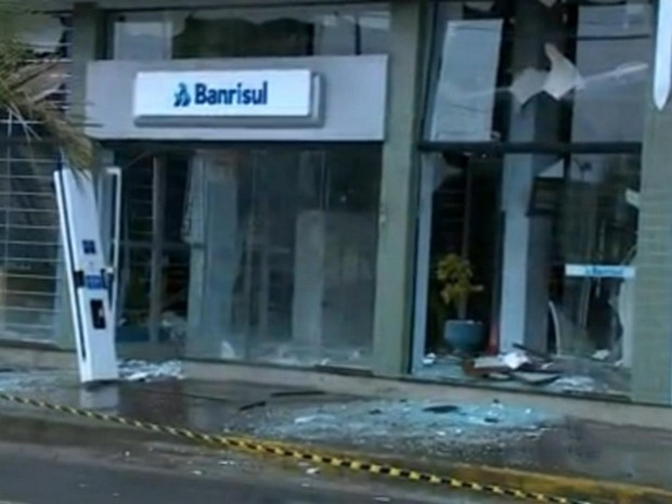 Banco ficou parcialmente destruído com explosões em Palmares do Sul (Foto: Reprodução/RBS TV)