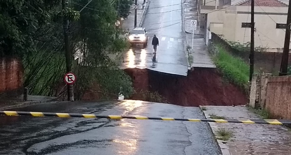 Ponte do Bairro Alto desabou por conta da chuva que atingiu Botucatu na madrugada desta segunda — Foto: Arquivo pessoal/André Emílio