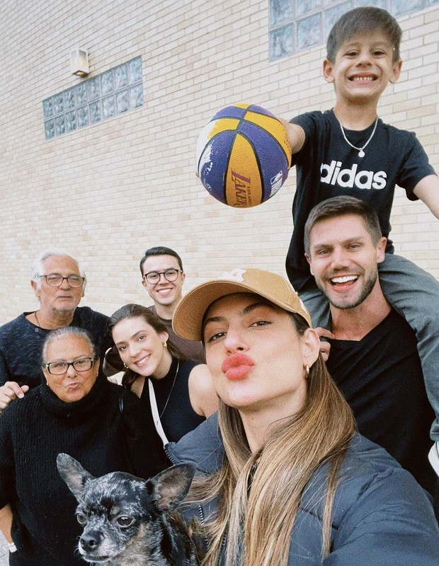 Jonas Sulzbach e Mari Gonzalez posam em família (Foto: Reprodução/Instagram)