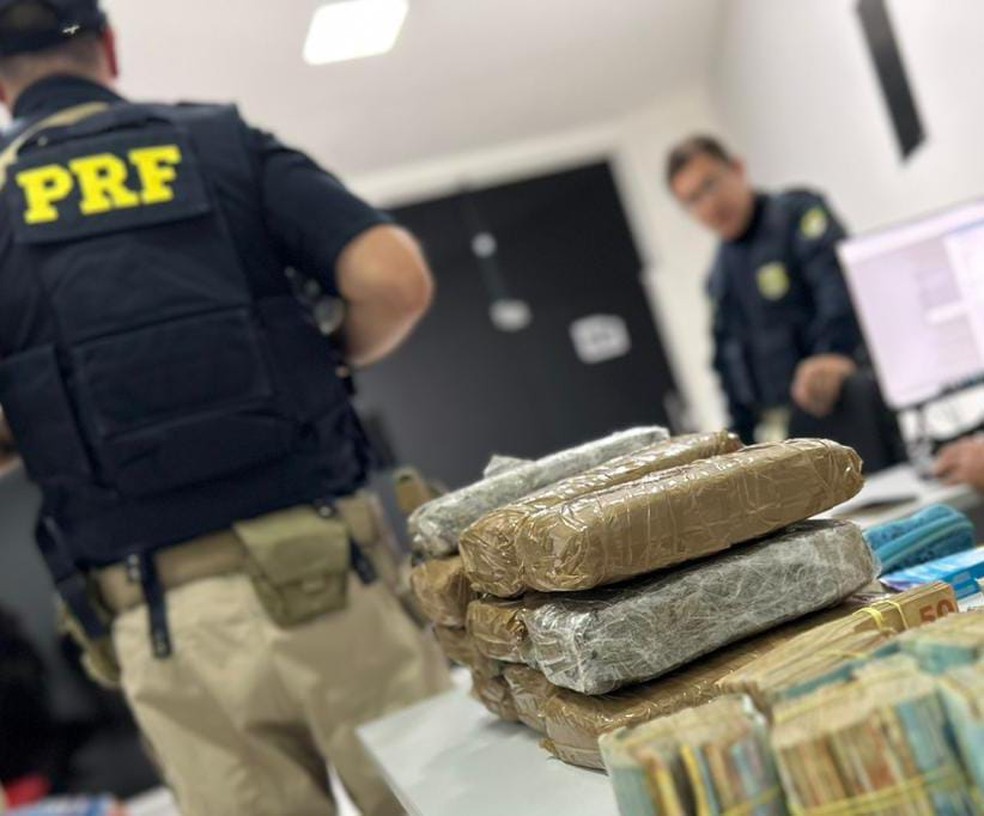 Cerca de 10 quilos de skunk e quase R$ 100 mil estavam com o casal  — Foto: Divulgação/PRF