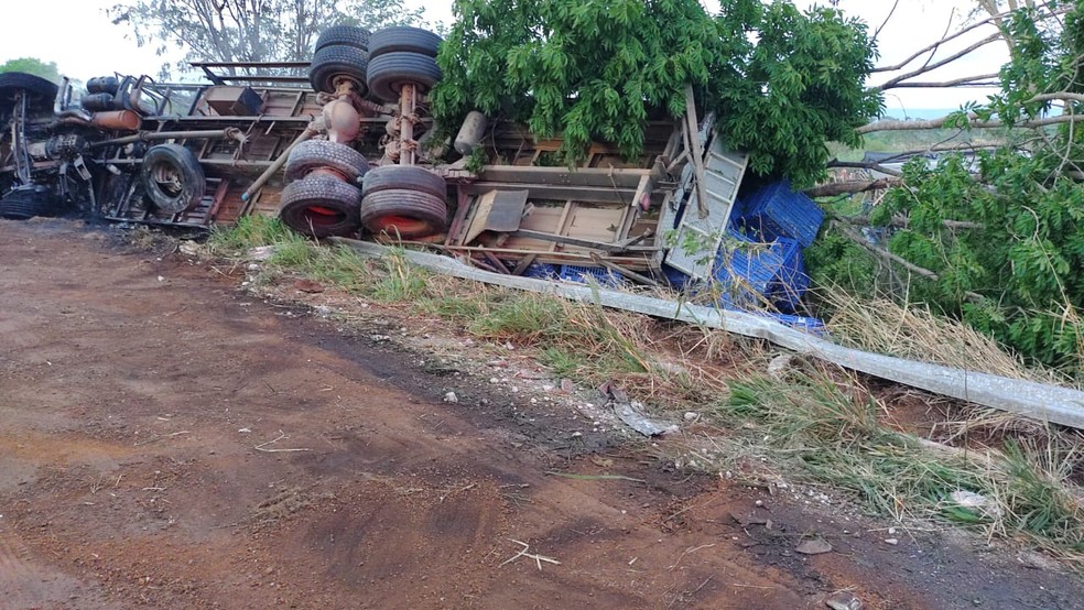 Caminhão tombou na BR-135, trecho da cidade de Barreiras, no oeste da Bahia e pegou fogo — Foto: Divulgação/Corpo de Bombeiros