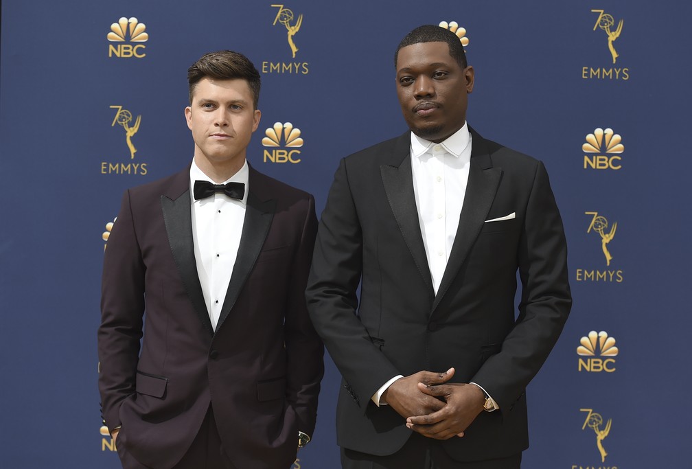 Colin Jost e Michael Che, apresentadores da premiaÃ§Ã£o, chegam ao Emmy 2018 â€” Foto: Jordan Strauss/Invision/AP
