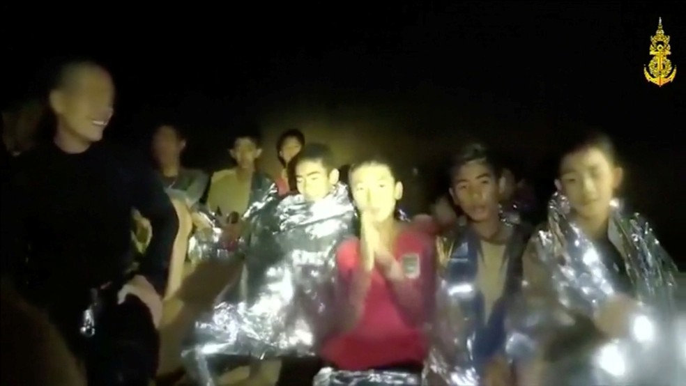 Meninos presos em caverna na TailÃ¢ndia sÃ£o vistos em frame de vÃ­deo registrado por equipes de resgate (Foto: Thai Navy Seal / DivulgaÃ§Ã£o / via Reuters)