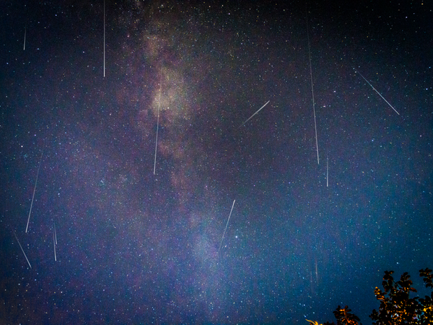 Chuva de meteoros Líridas é registrada no céu de Porto Real (Foto: Leonardo Pires/Fotógrafo)