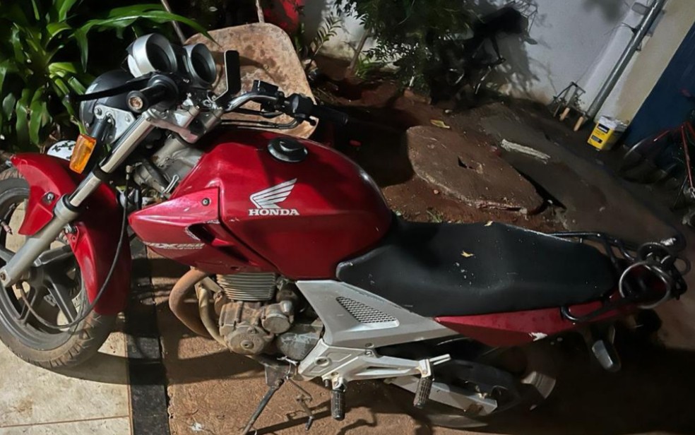 Moto com registro de furto que estava em casa de casal preso por morte de mulher, em Goianira, Goiás — Foto: Reprodução/Polícia Militar