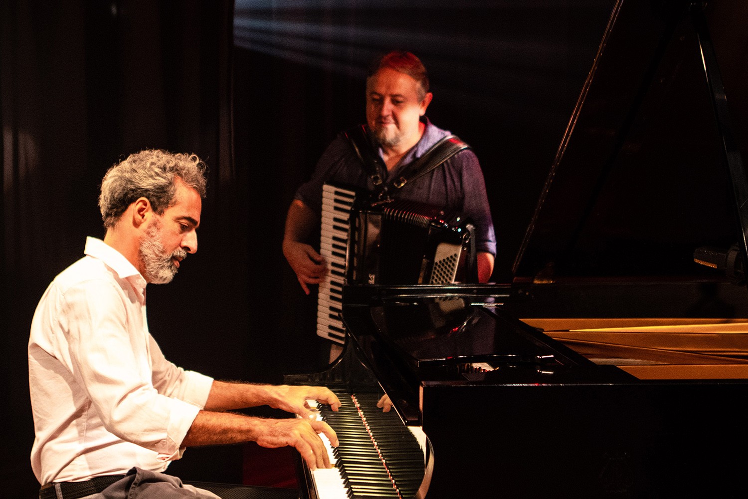 Pianista Pedro de Alcântara põe o acordeonista Bebê Kramer no barco de álbum instrumental