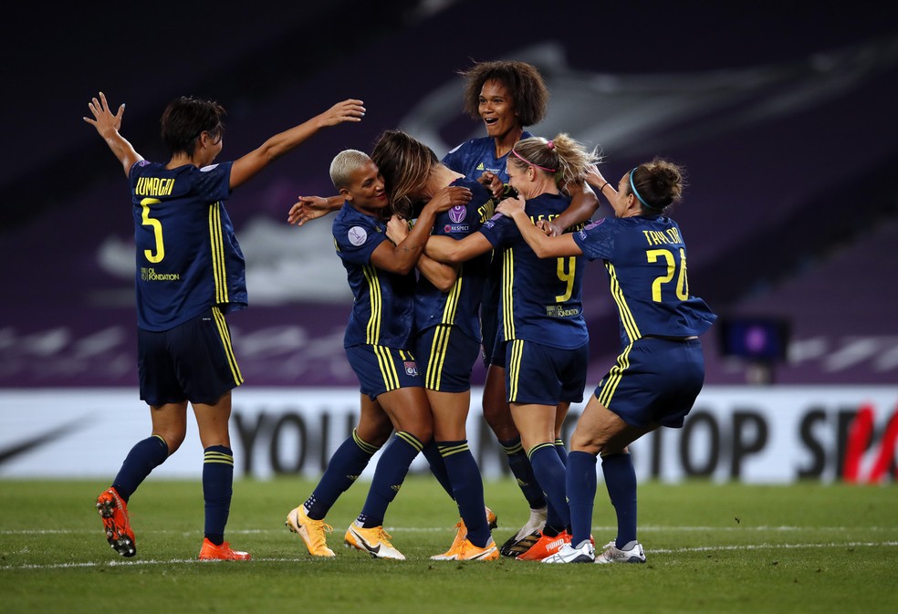 Jogadoras do Lyon comemoram o terceiro gol sobre o Wolfsburg na final — Foto: Clive Brunskill/Getty Images