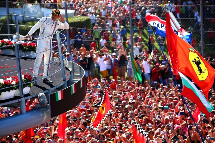 Hoje na Williams, Felipe Massa celebra com torcida na Ferrari no pódio do GP da Itália (Foto: Getty Images)