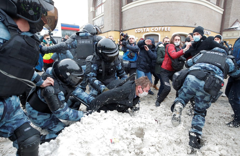 Policiais detêm um manifestante durante uma manifestação em apoio ao líder da oposição russo Alexei Navalny em Moscou, Rússia, 31 de janeiro de 2021. — Foto: Maxim Shemetov/Reuters