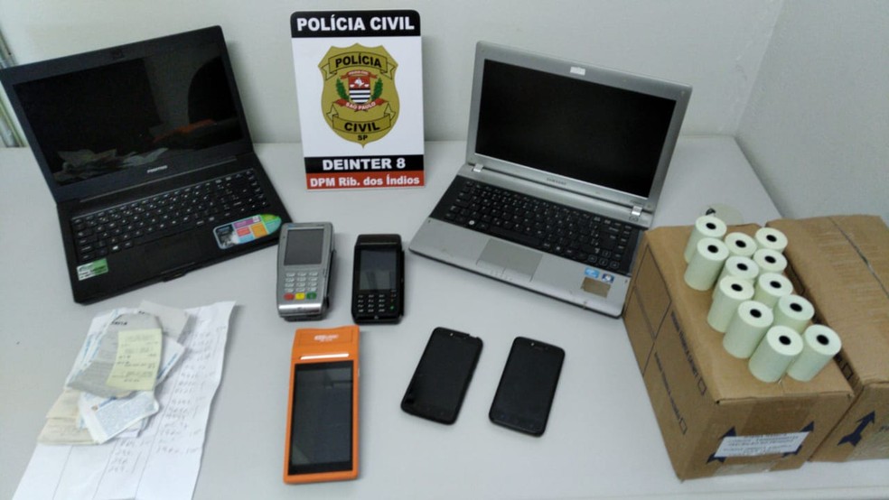 Foram apreendidos máquinas de jogos, computadores, celulares, anotações e bobinas de papel — Foto: Polícia Civil