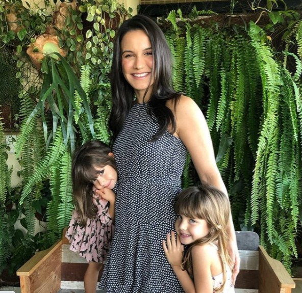 Kyra Gracie posa com as filhas e exibe a barriguinha da nova gravidez  (Foto: Reprodução Instagram)