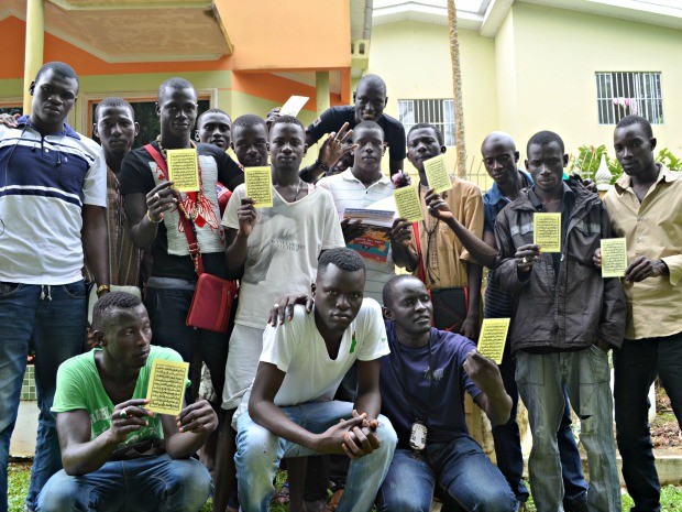 Grupo de senegaleses mostram escritos em árabe utilizados na celebração da religião islâmica (Foto: Caio Fulgêncio/G1)