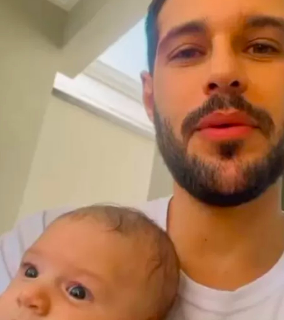 Rodrigo conhece o sobrinho Luca  — Foto: Reprodução/Instagram