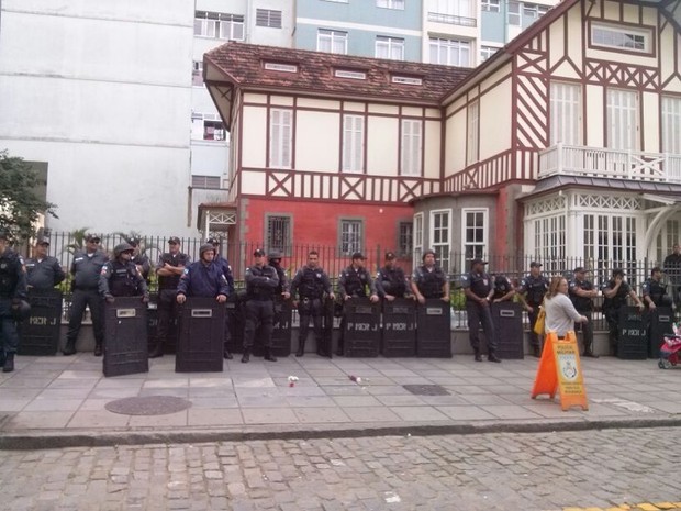 Policiais estão na frente do antigo prédio da Caixa Econômica Federal, na praça Dom Pedro (Foto: Andressa Canejo / G1)