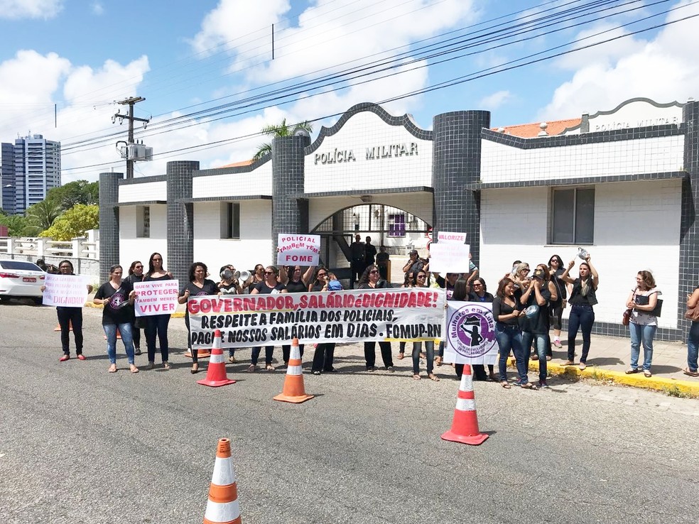  Com panelas nas mãos, faixas e cartazes, mulheres de policiais militares protestaram contra o atraso dos salários dos servidores estaduais  (Foto: Kleber Teixeira/Inter TV Cabugi)