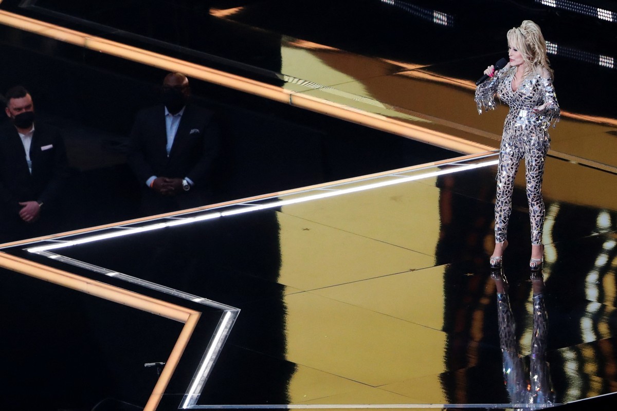 Dolly Parton dedica premiação da música nation ao povo da Ucrânia |  Música