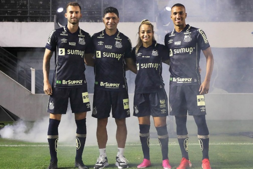 Lançamento do terceiro uniforme do Santos — Foto: Pedro Ernesto Guerra Azevedo/Santos FC