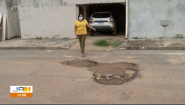 Buraqueira causa transtorno para moradores da Arno 33: 'Essa quadra é esquecida'