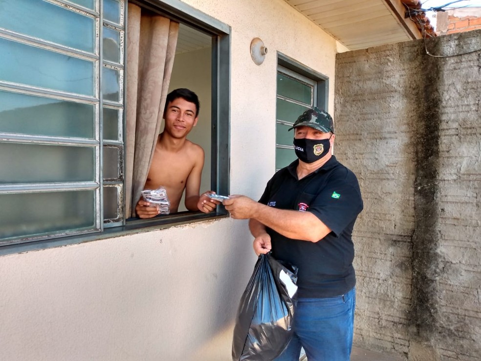 Policiais distribuem 15 mil máscaras de proteção aos moradores de Avaré — Foto: Polícia Civil de Avaré/Divulgação