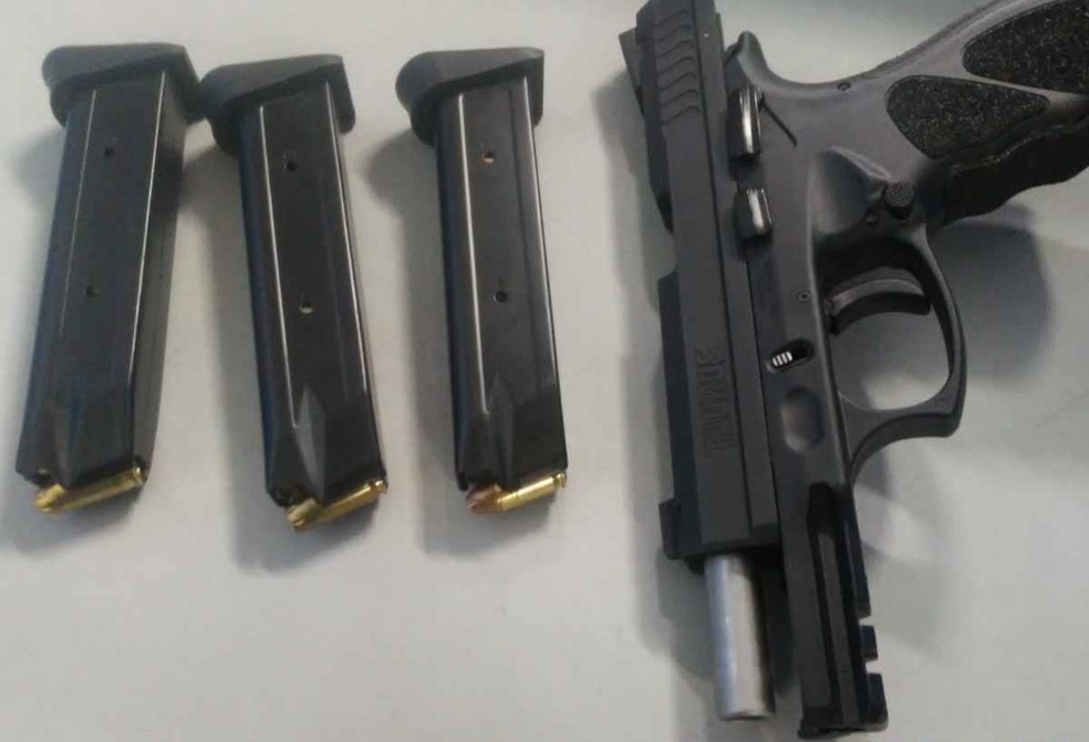 Sargento da Marinha foi detido após atirar dentro e casa com pistola calíbre 380. — Foto: Divulgação/Polícia Militar