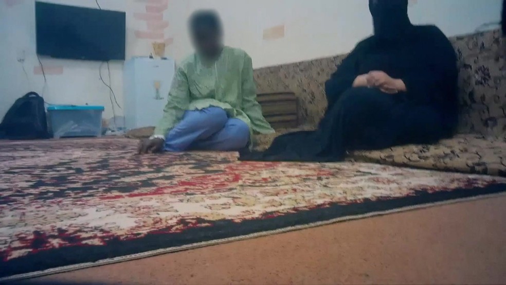 Uma jovem de 16 anos traficada da Guiné foi oferecida à equipe da BBC — Foto: BBC