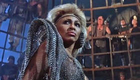 Tina Turner teve que raspar cabelos para colocar peruca loira e vestiu roupa de 31 kg em 'Mad Max'