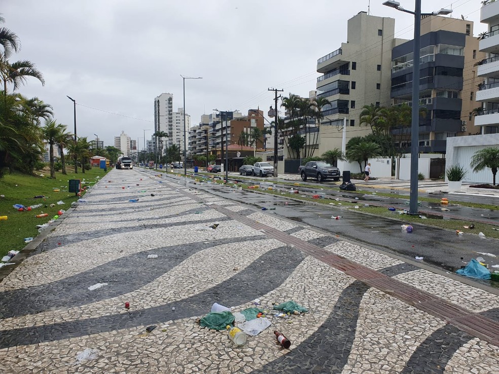 Garrafas, sacolas e caixas de bebidas estavam jogadas na calçada — Foto: Vanessa Rumor/RPC