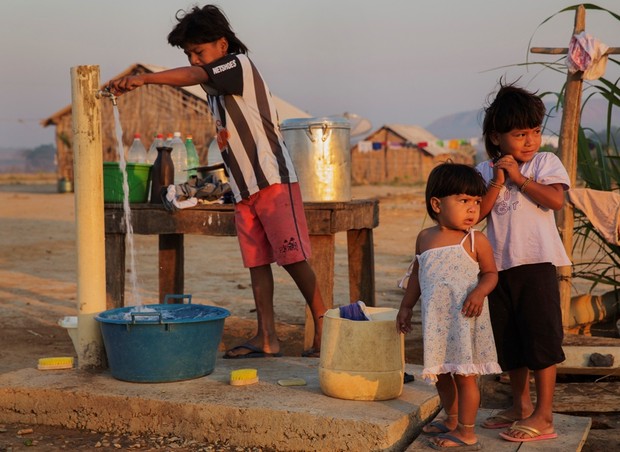 Antes das 7 horas da manhã, as crianças já estão de pé. Elas utilizam as torneiras comunitárias de água potável para a higiene de mãos e rosto.  (Foto: Lalo de Almeida)