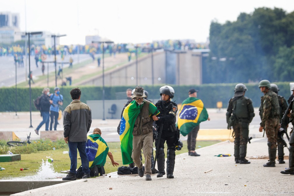 Criminoso é detido por policial durante atos de vandalismo em Brasília — Foto: Adriano Machado/Reuters