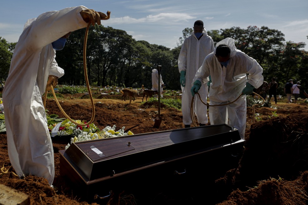 Movimentação de sepultamentos de vitimas decorrentes da COVID-19 no cemitério de Vila Formosa, zona leste da cidade de São Paulo na manhã desta quarta-feira 24 — Foto: SUAMY BEYDOUN/AGIF - AGÊNCIA DE FOTOGRAFIA/ESTADÃO CONTEÚDO