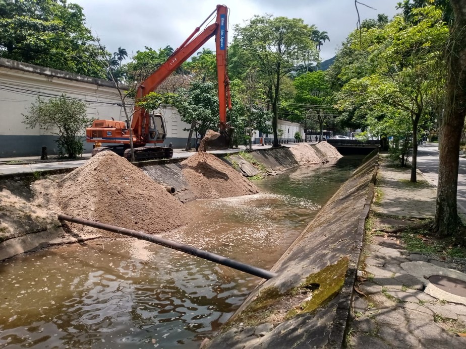 Escavadeira hidráulica é usada na limpeza do canal da Rua General Garzon, na Lagoa