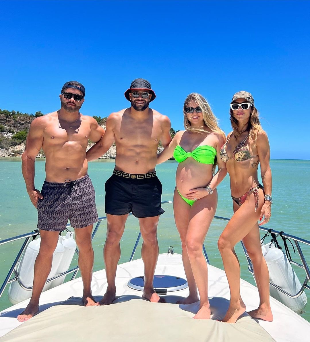 Casal está acompanhado dos amigos Bella Falconi e Ricardo Maguila em Transcoso (Foto: Reprodução/Instagram)