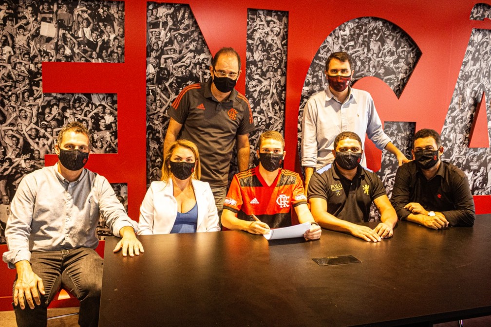 David assina contrato de formação com o Flamengo — Foto: Nathã Soares / Flamengo